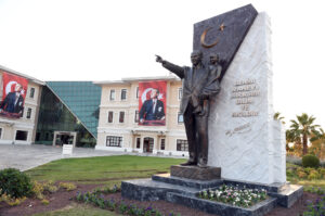 Zafer Bayramı, Atatürk Anıtı ile taçlandı