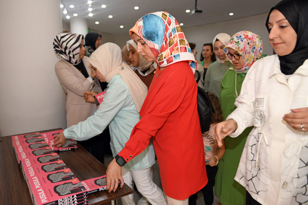 Kadın Yazarıyla Buluşuyor projesinde ikinci kitap dağıtıldı