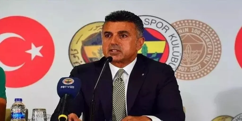 Fenerbahçe'nin eski yöneticisi Önder Fırat, uzun boylu 25 yaş küçük basketbolcu sevgiliyle göğsünü gere gere poz verdi