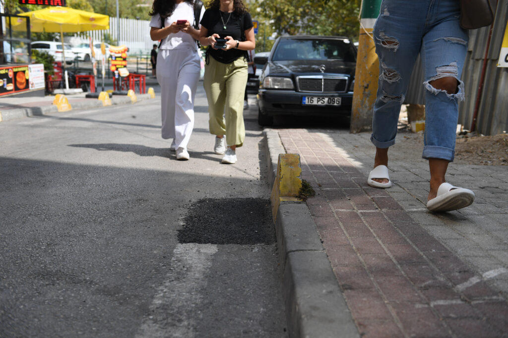 İnsanların düşmesine neden olan çukur onarıldı