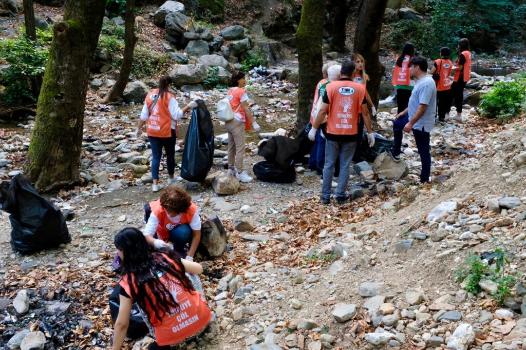 Dünya Temizlik Günü’nde doğada 2 kamyon çöp topladılar