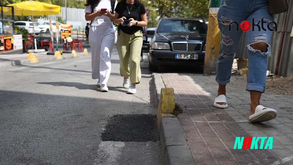 Bursa Osmangazi'de İnsanların düşmesine neden olan çukur onarıldı