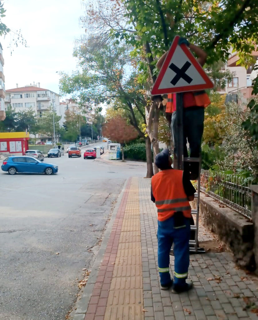 Kükürtlü’deki trafik levhaları yenilendi