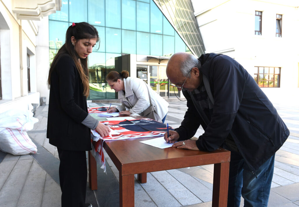 Bursa Osmangazi Belediyesi 10 bin Ata Posteri dağıtıyor