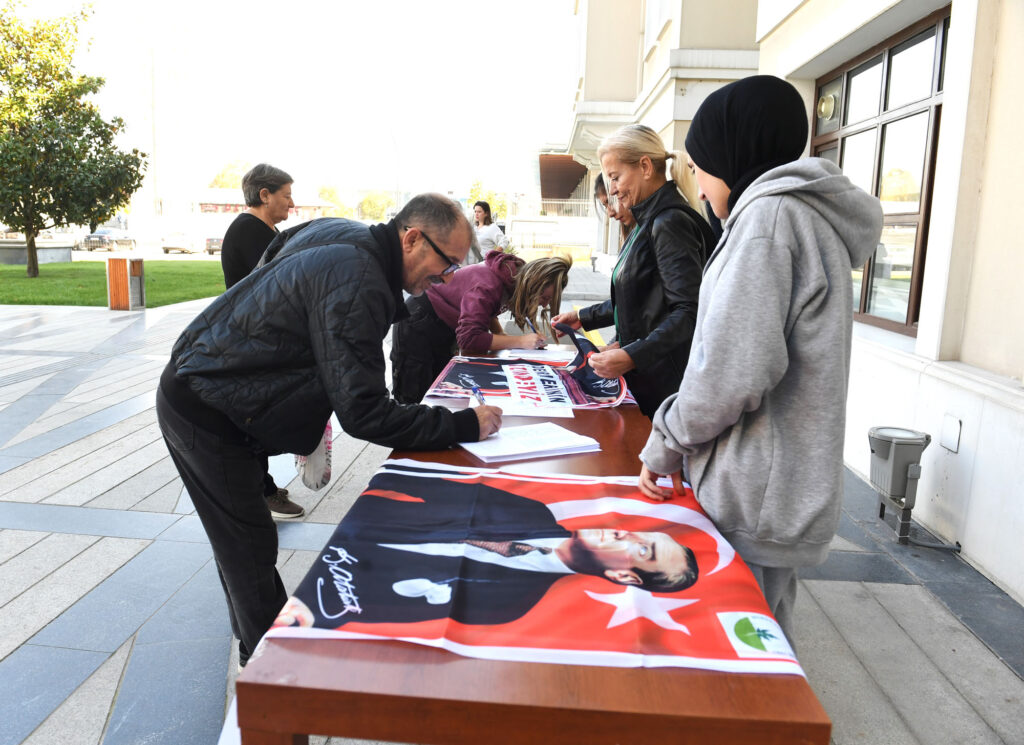 Osmangazi Belediyesi 10 bin Ata Posteri dağıtıyor