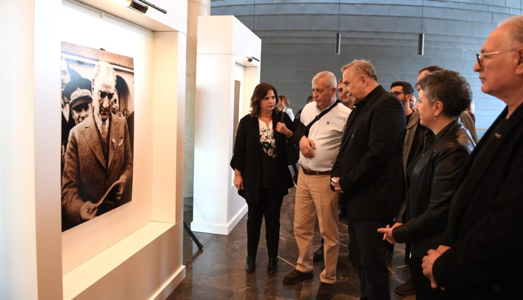 Bursa Osmangazi'de Atatürk ve Cumhuriyet fotoğrafları sergisi açıldı