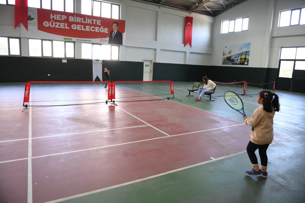 Bursa Osmangazi'de geleceğin şampiyon raketleri korta çıktı