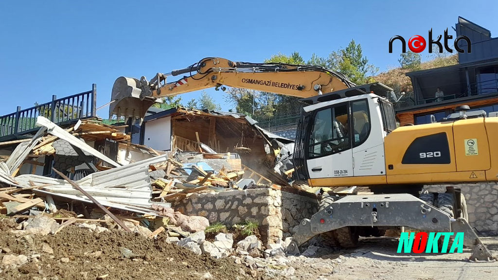 Bursa Osmangazi Gökçeören’de kaçak bir villa daha yıkıldı