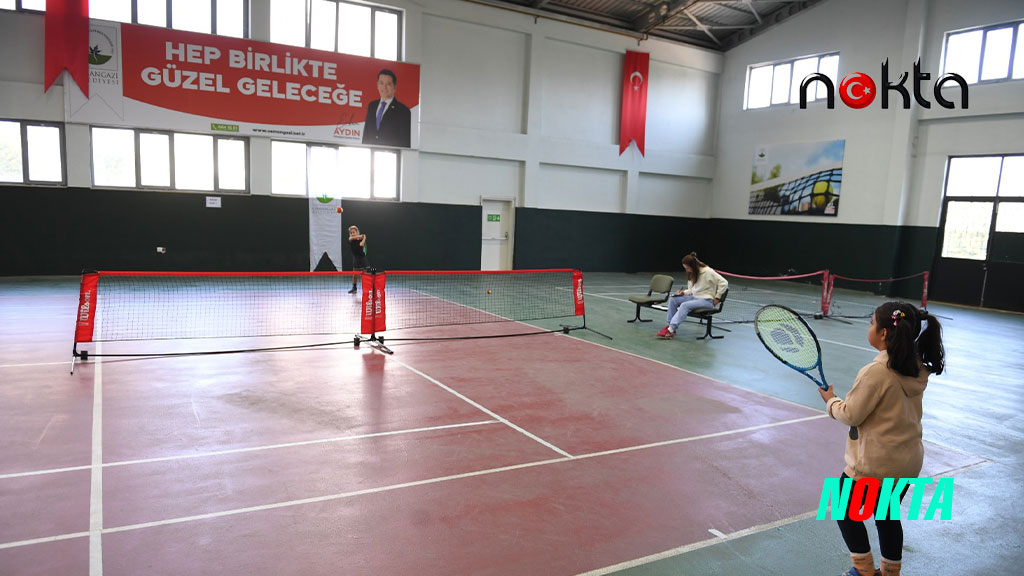 Bursa Osmangazi’de geleceğin şampiyon raketleri korta çıktı