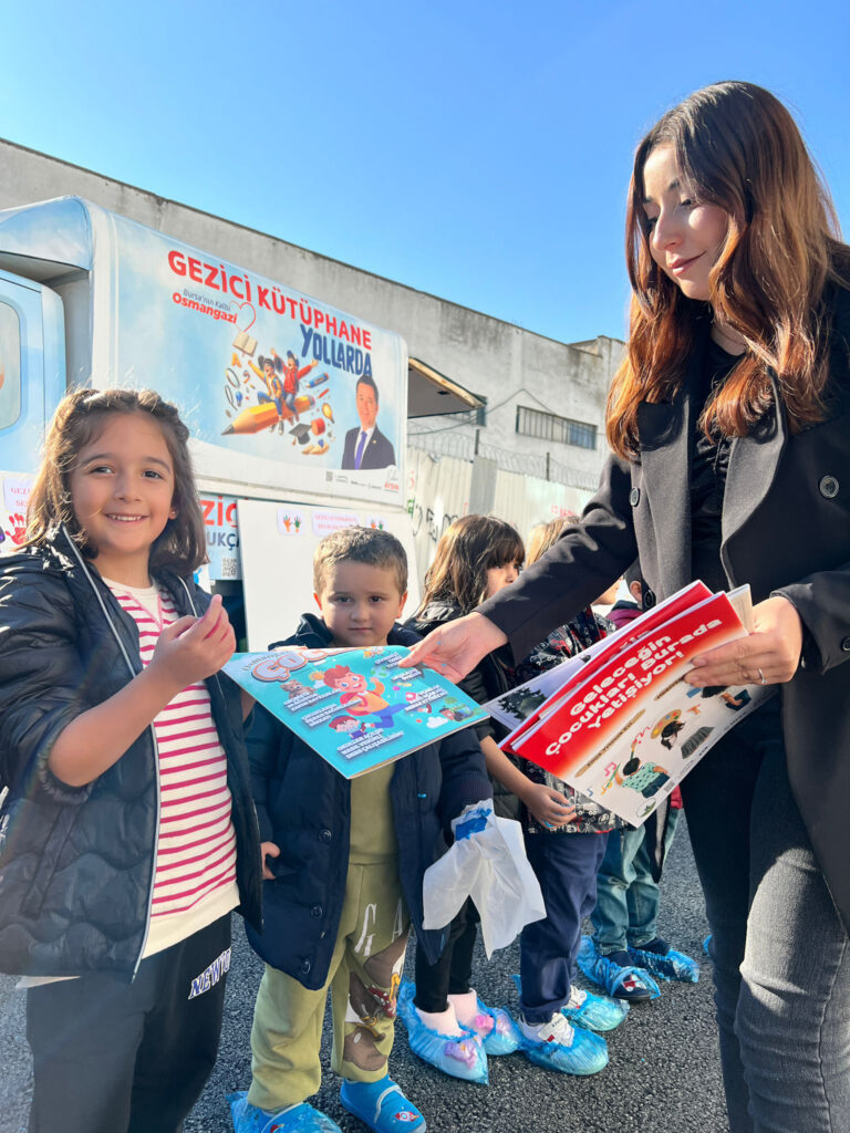 Rengarenk elleriyle Gezici Kütüphaneye iz bıraktılar