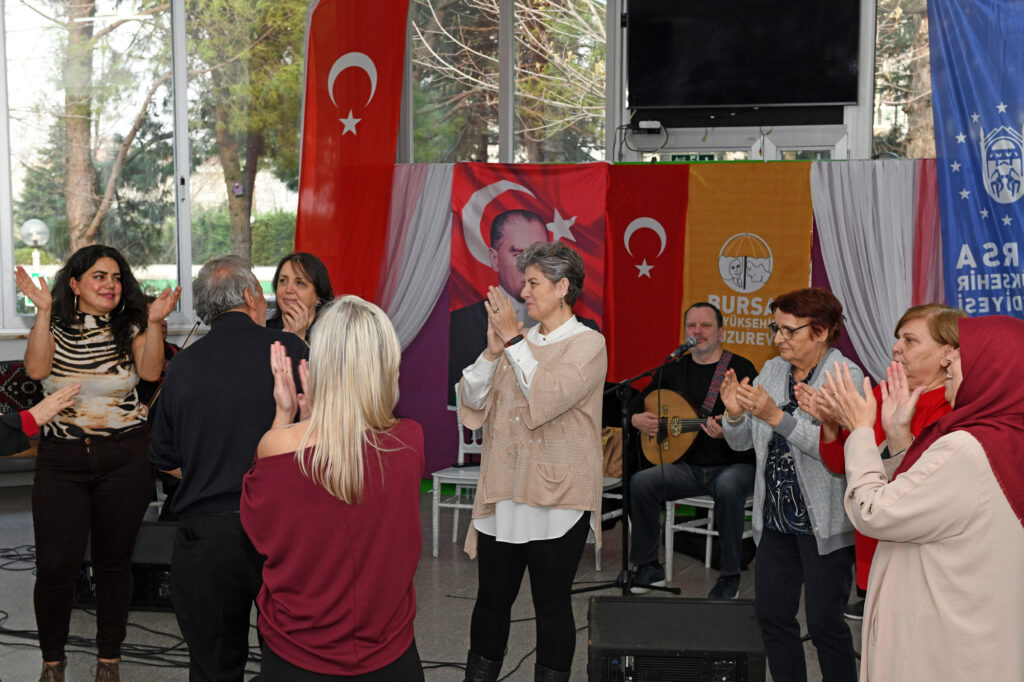 Türk Sanat Müziği Korosu, huzurevi sakinleri için söyledi