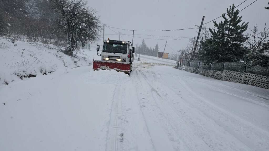 Osmangazi Belediye ekipleri, yolların ulaşıma kapanmaması için çalışıyor