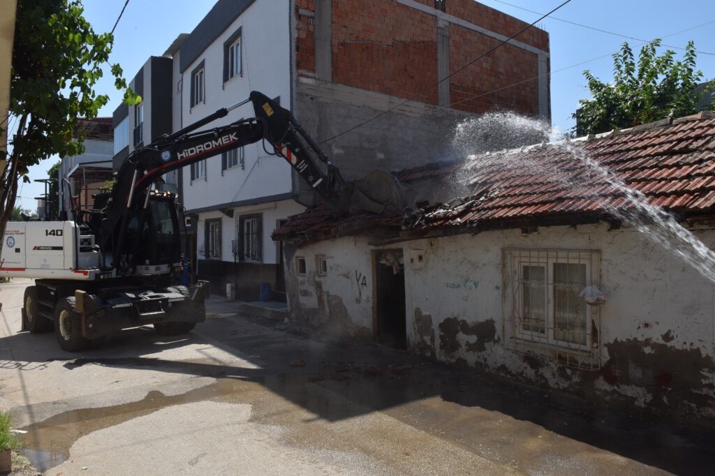 Bursa Yıldırım'da metruk durumdaki yapılar yıkılıyor