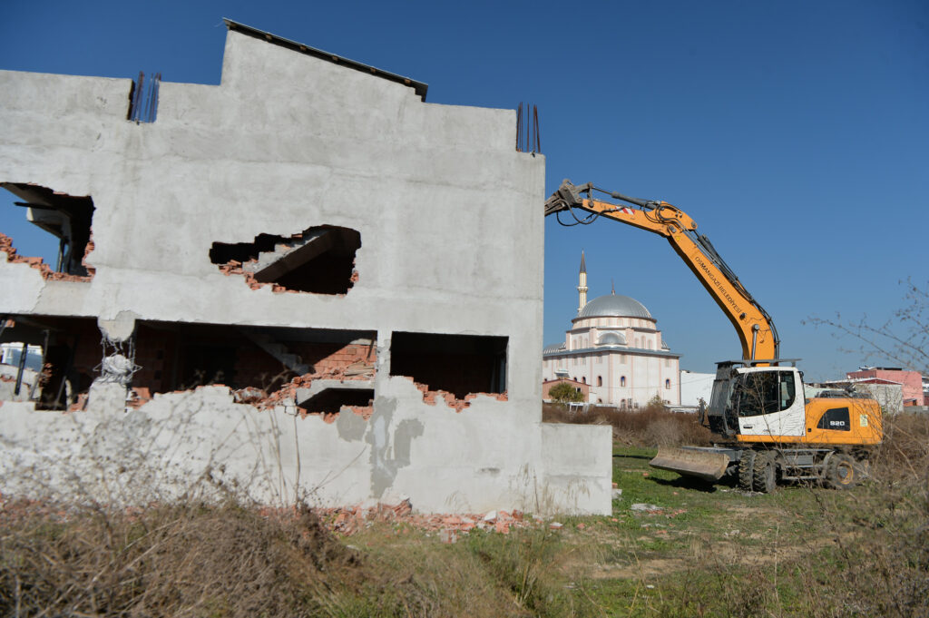 Doğanevler’de kaçak 3 yapı yıkıldı