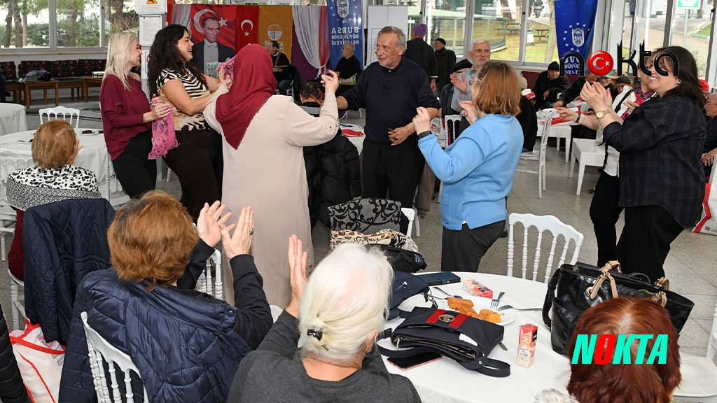 Türk Sanat Müziği Korosu, huzurevi sakinleri için söyledi